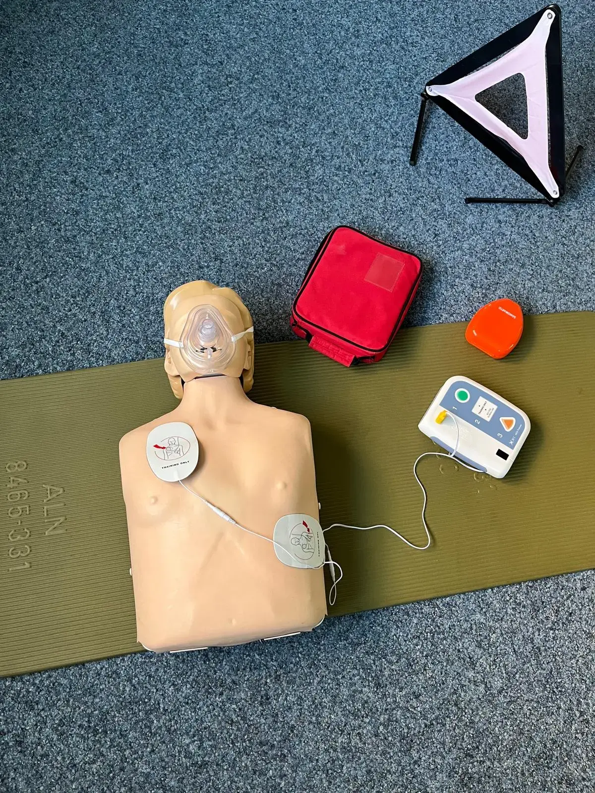 Herzdruckmassage Übung am Kursmodell